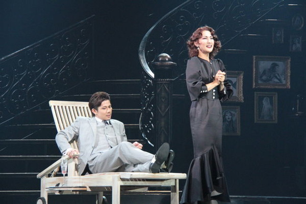 ジョー(柿澤勇人)、ノーマ(濱田めぐみ) 撮影/アラカワヤスコ(舞台)