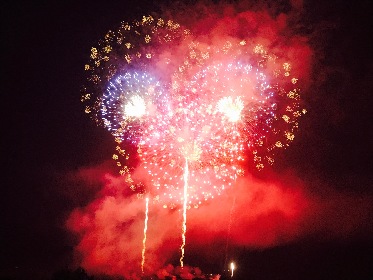 ゆるキャラ「明智かめまる」の花火も打ち上がる　『亀岡平和祭保津川市民花火大会』をレポート