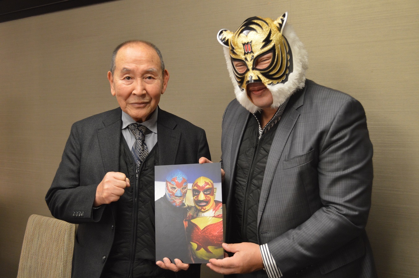 初代タイガーマスク 佐山サトル認定 『原点回帰』プロレス第2弾を発表した新間寿会長（左）と初代タイガーマスク・佐山サトル