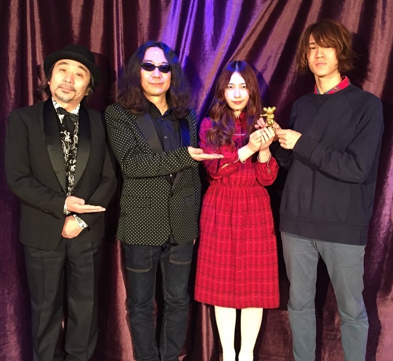 写真左から：安齋肇、みうらじゅん、GLIM SPANKY