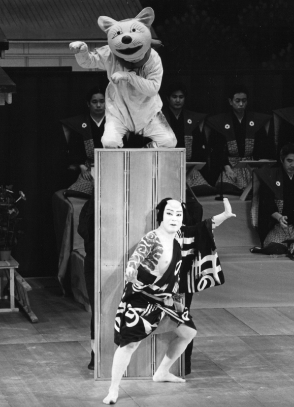 1996年9月「紫派藤間流」の舞踊会。男が市川猿翁、猫が市川寿猿。（写真提供：不易流行）