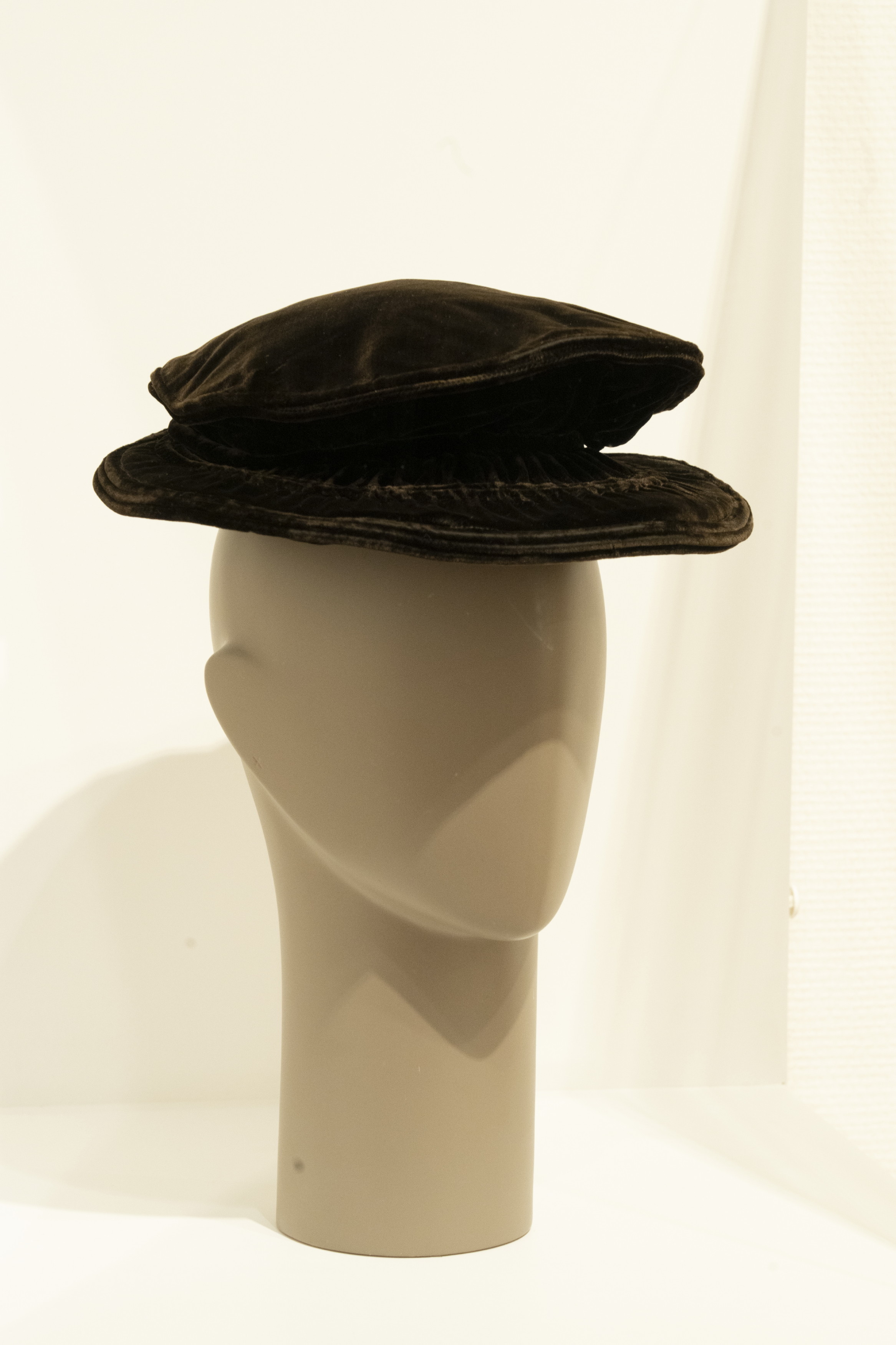 ガブリエル・シャネル「帽子」1910年代 シルクベルベット 神戸ファッション美術館