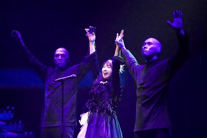水樹奈々がブルーマングループと圧巻の共演！　『ブルーマングループ2025新宿公演』8/31（日）まで開催中