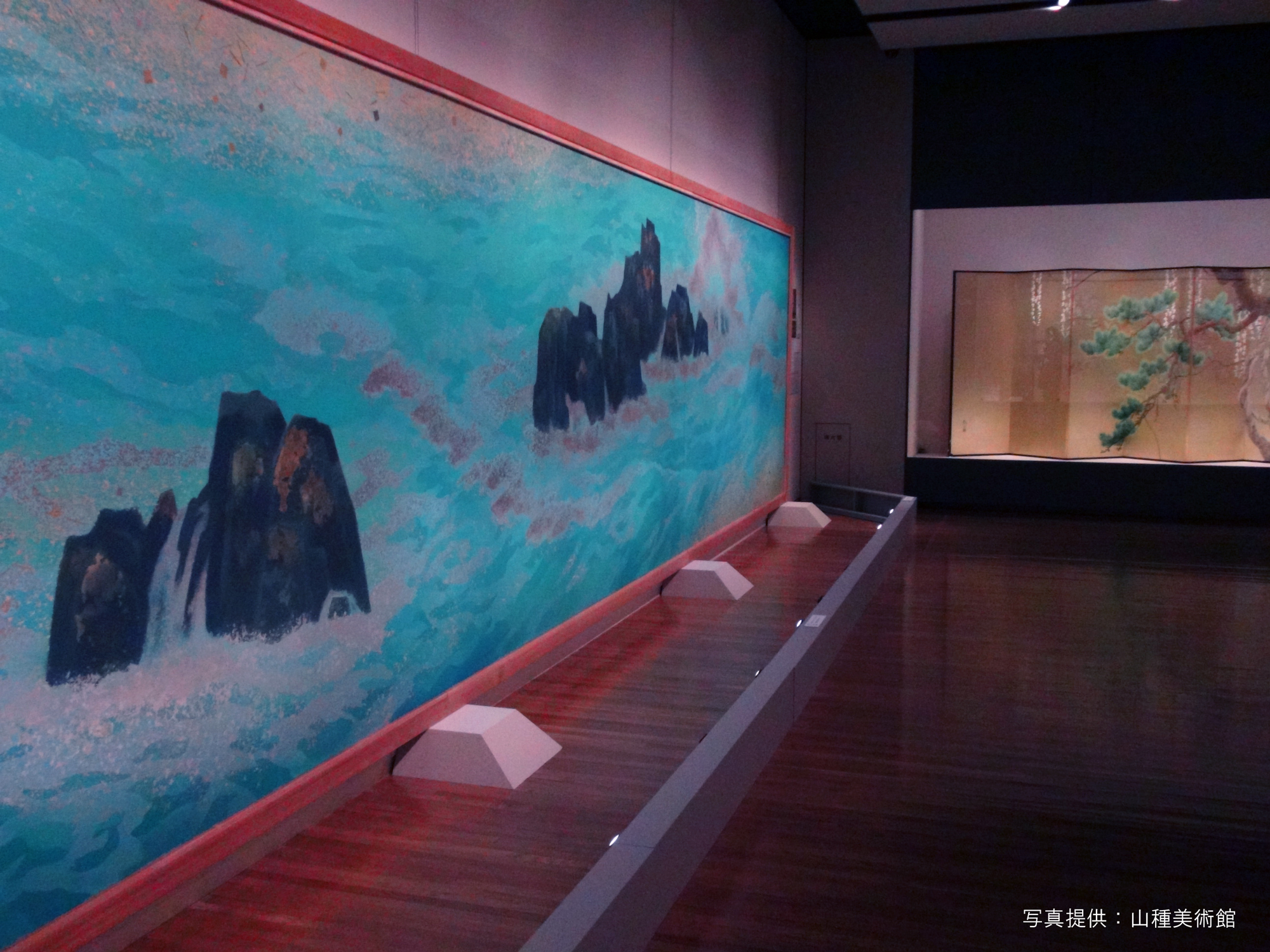 左 東山魁夷《満ち来る潮》山種美術館 鑑賞する角度によって箔のきらめきが海の表情を変える。