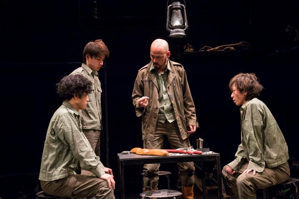 Théâtre des Annalesの『従軍中の若き哲学者ルートヴィヒ・ウィトゲンシュタインが（略）』初演より 撮影：引地信彦