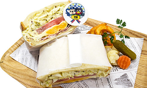 「つば九郎の得意ワザ！千切りキャベツ」 と「ドアラのもらった食パン」で作ったおいしいサンドイッチ（1,280円）