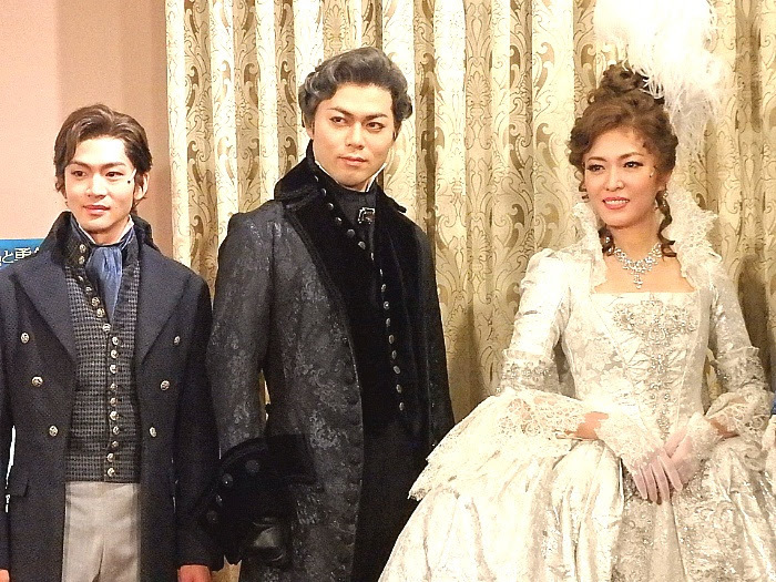左より、松下洸平、上原理生、安蘭けい