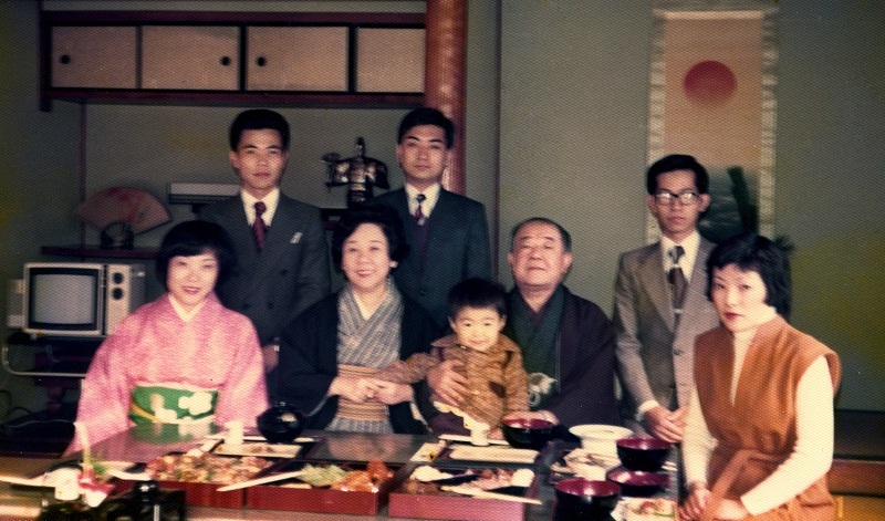 1977年正月。鶴澤道八（中央）と。後列左から鶴澤清友、鶴澤清介、故鶴澤八介。道八に抱かれているのが孫の竹本織太夫。 　　　　　　　　　提供：竹本織太夫