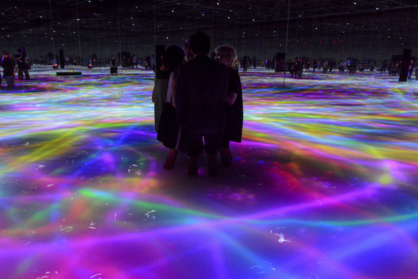 人と共に踊る鯉によって描かれる水面のドローイング - Infinity　Drawing on the Water Surface Created by the Dance of Koi and People - Infinity 