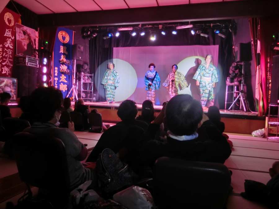 温かな雰囲気の中、舞踊ショーでは一人一人の演者に拍手が贈られる。