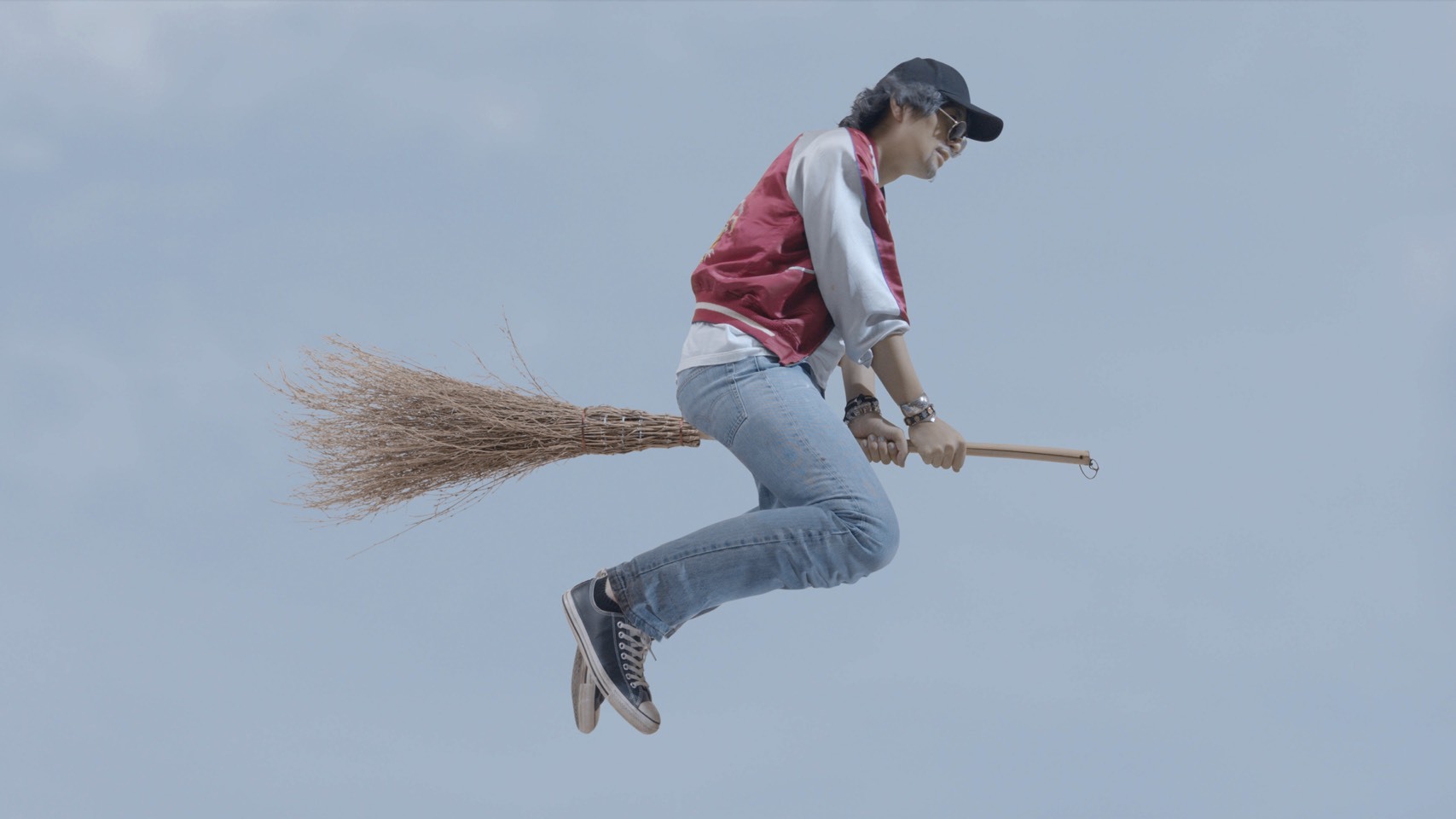 空飛ぶ伝説の童貞 斎藤工らの姿が明らかに 映画 魔法少年 ワイルドバージン 場面写真を公開 Spice エンタメ特化型情報メディア スパイス