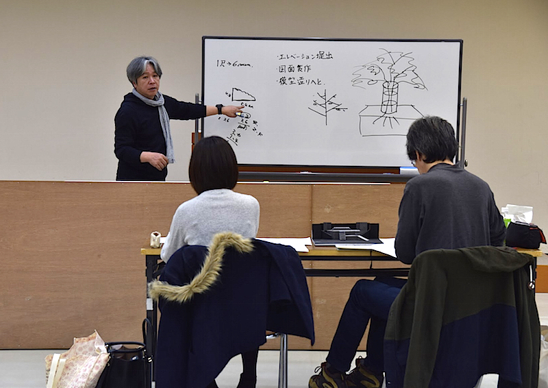舞台美術WSの第1回目は、セット造りの基礎を学ぶ講義から。奥が講師の田岡一遠。　撮影：カシワナオミ