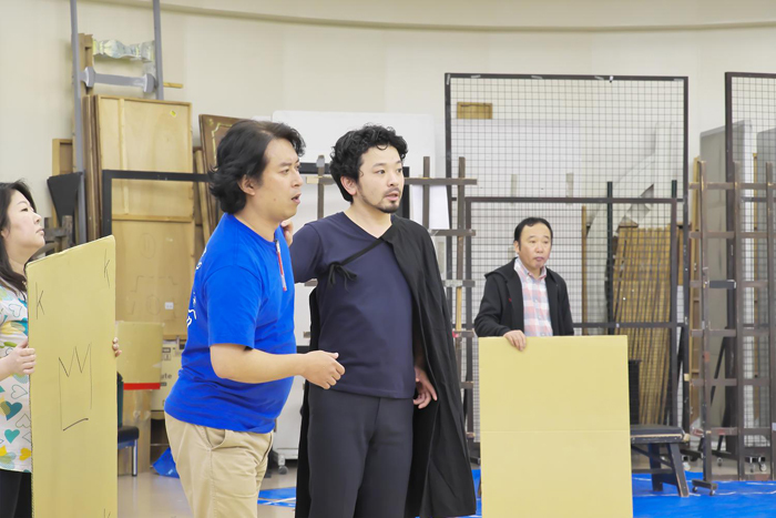 （リハーサルにて）　左よりダンディーニの押川浩士とラミーロ王子の小堀勇介
