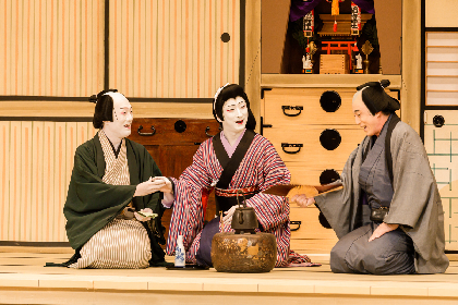 大阪で『七月大歌舞伎』開幕ーー【昼の部】アクロバティックな演出で沸かせ、中村勘九郎らが笑いの渦に巻き込んだ初日公演