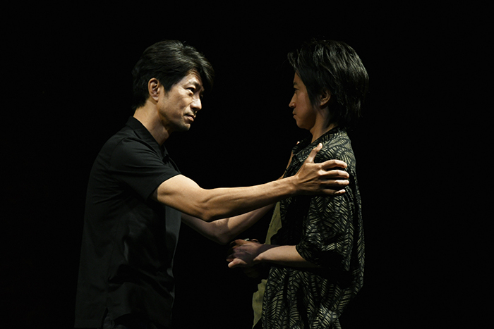 左から　仲村トオル、藤原竜也 【撮影：細野晋司】