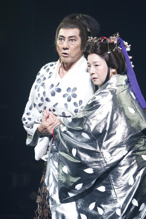 左／マクベス市村正親 右／マクベス夫人田中裕子（撮影：渡部孝弘）