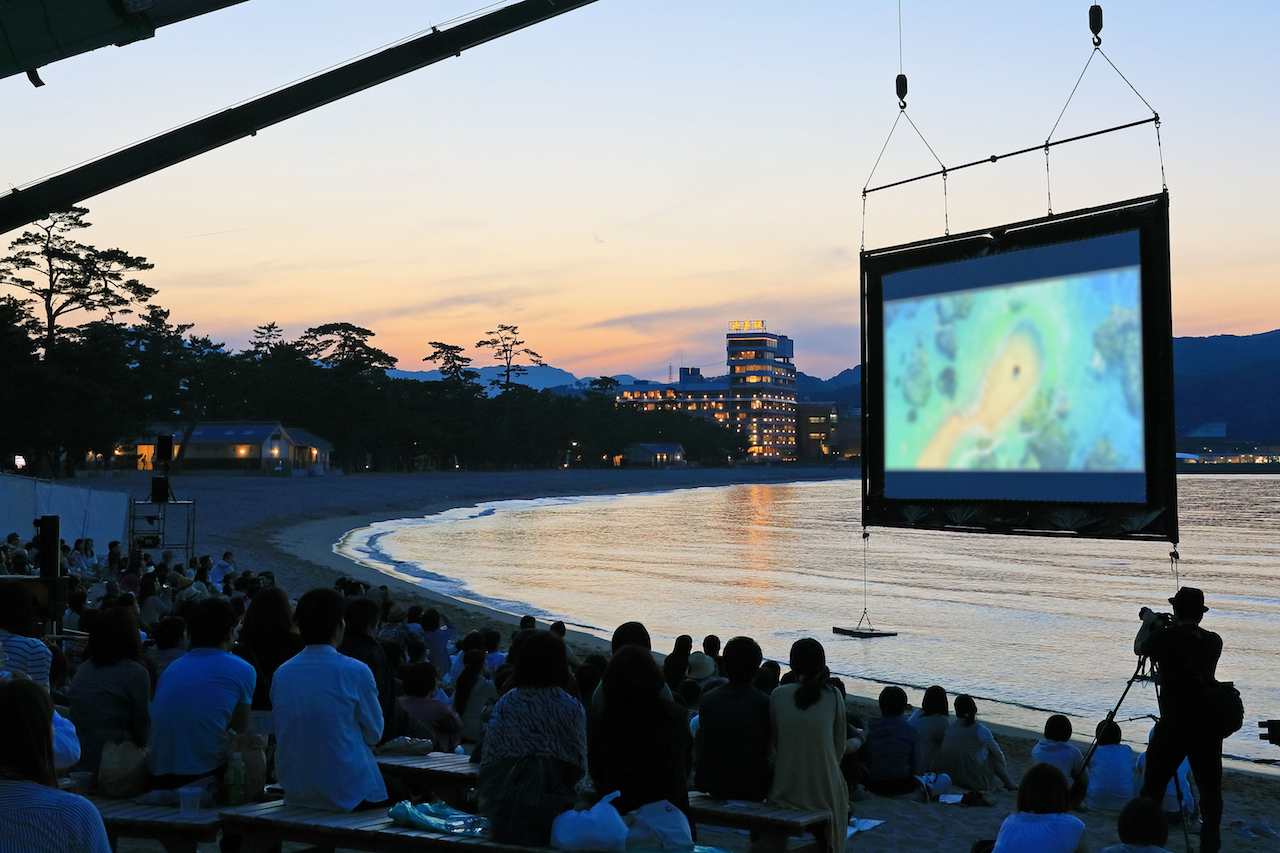 淡路島の海の上に巨大なスクリーンを浮かべ砂浜から映画を楽しむ うみぞら映画祭18 が開催 Spice エンタメ特化型情報メディア スパイス