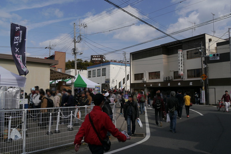 商店街でも様々な露店や企画で大賑わい。商店街名物の手描き看板も海楽フェスタ仕様に。