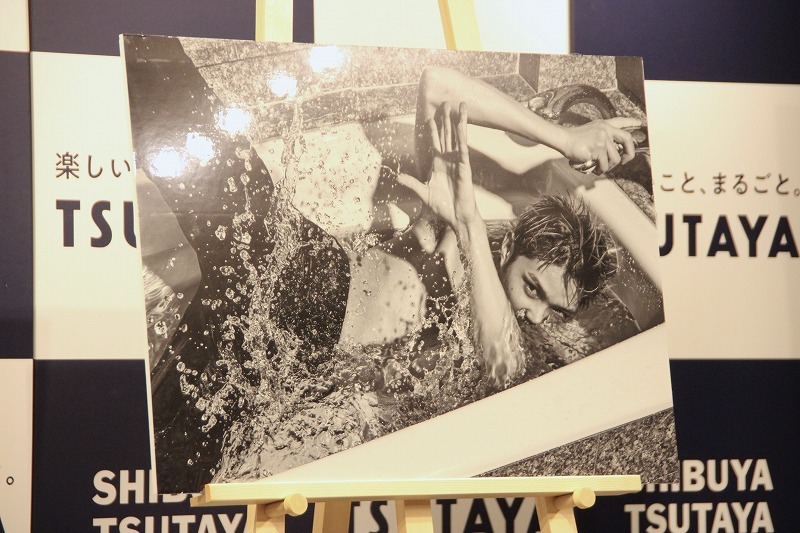 磯村がお気に入りという、磯村勇斗 写真集「PASSAGE」より一枚 　　撮影：翡翠