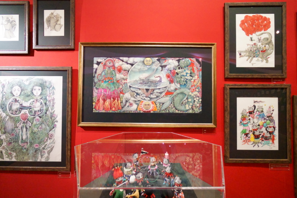 展示風景（中央が《終幕》）