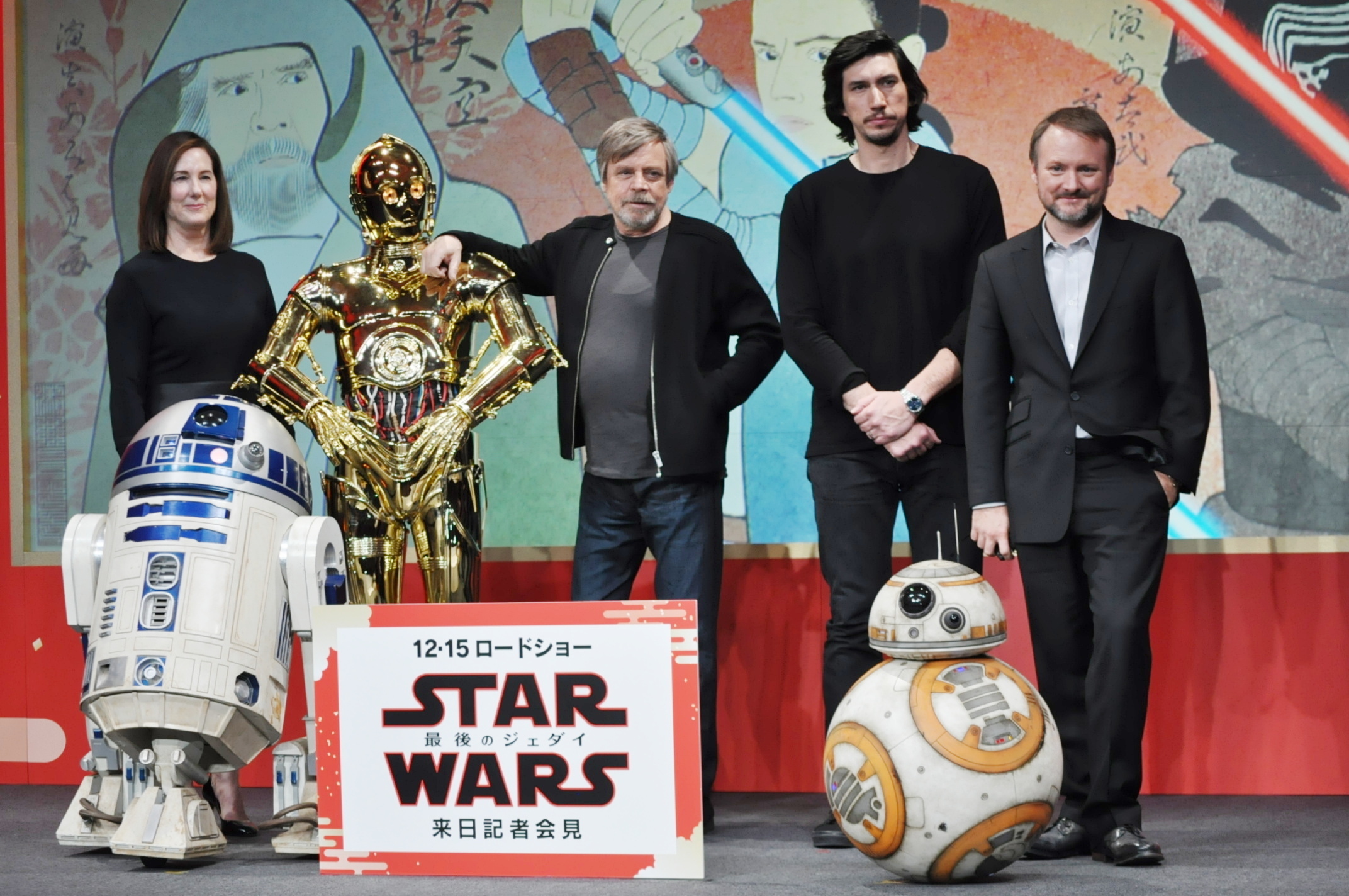 左から、キャスリーン・ケネディ、R2-D2、C-3PO、マーク・ハミル、アダム・ドライバー、BB-8、ライアン・ションソン監督