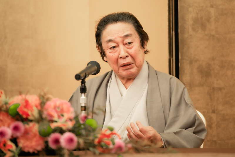 書抜きを読んだ時を再現する菊五郎。