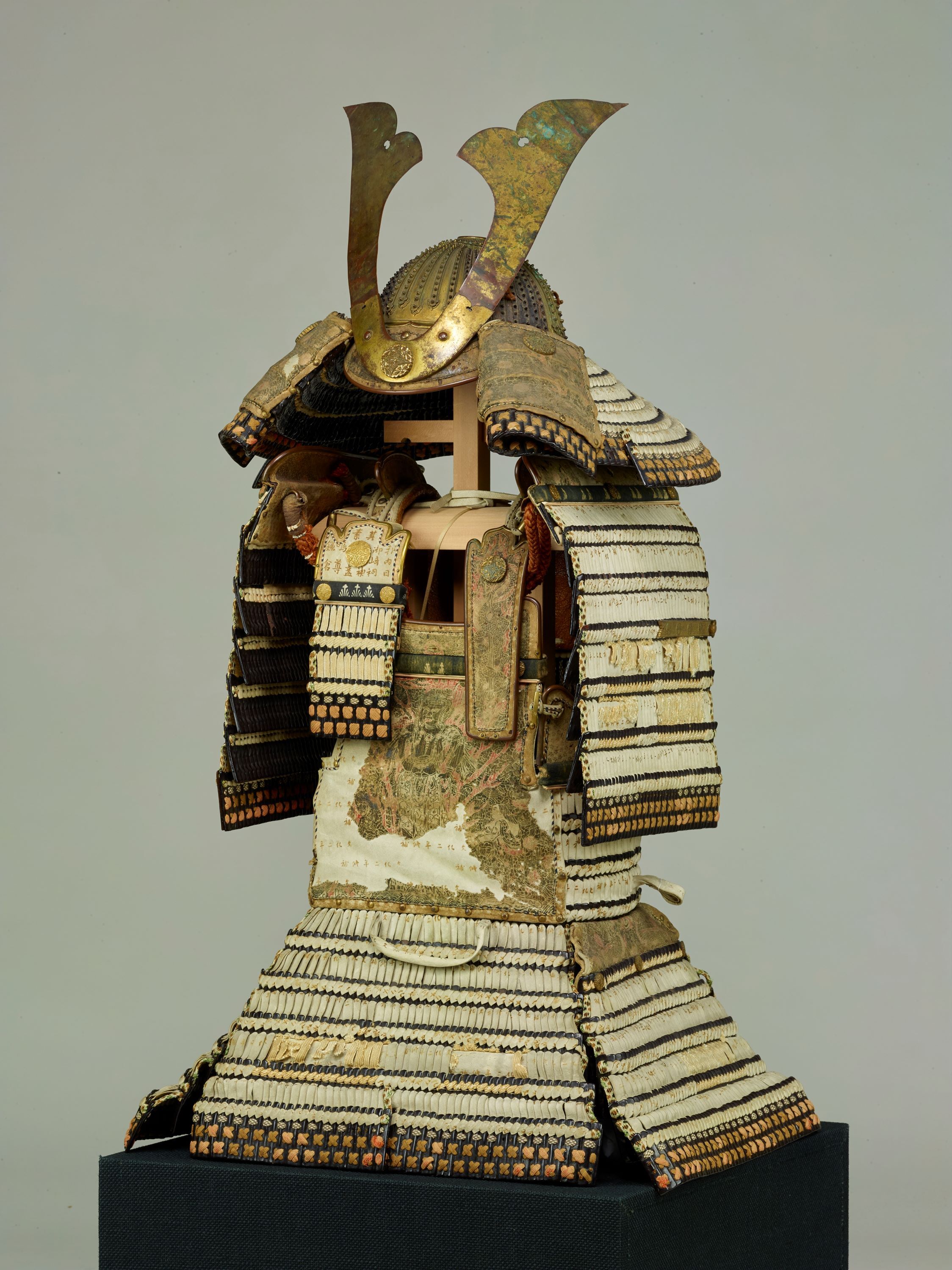 日御碕神社蔵 国宝 白糸威鎧（兜、大袖付） 【前期展示】 画像提供：東京国立博物館 Image:TNM Image Archives