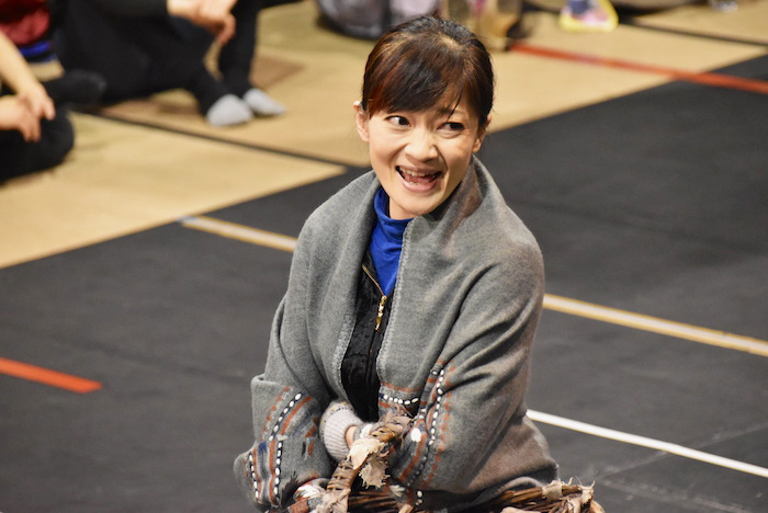 『鳥に餌を』を披露する島田歌穂