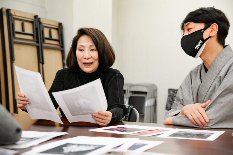 打ち合わせ中の久里子さんと雪之丞さん。『十七世中村勘三郎の話』で使用する写真を選別中！