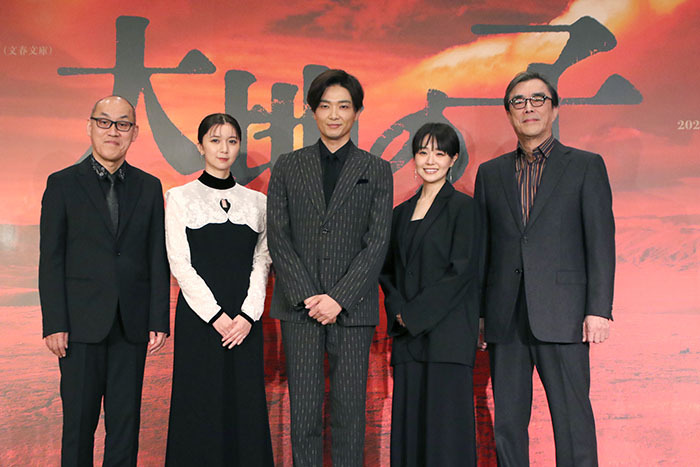 （左から）山西惇、上白石萌歌、井上芳雄、奈緒、益岡徹