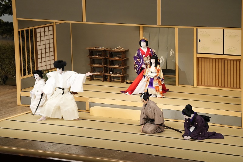 夜の部『寺子屋』（前）左から、千代＝中村雀右衛門、松王丸＝松本幸四郎、武部源蔵＝市川染五郎、戸浪＝中村時蔵、（後）左から、園生の前＝市川高麗蔵、菅秀才＝中村秀乃介 ／(C)松竹