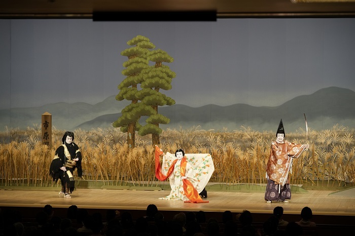 第三部『市原野のだんまり』（左より）袴垂保輔=中村隼人、鬼童丸=中村莟玉、平井保昌=中村梅玉 ／(C)松竹