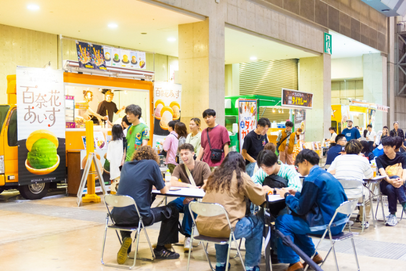 会場には飲食ブースも設置