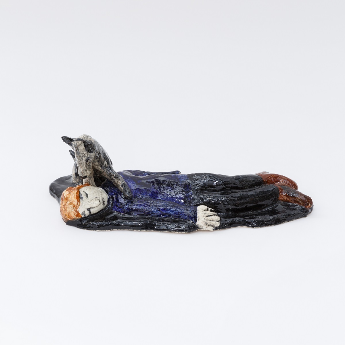 クララ・クリスタローヴァ《犬と、眠る》2010 48×16×24cm ⓒKlara Kristalova, Courtesy of Galerie Perrotin
