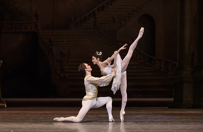 ロイヤル・バレエ『眠れる森の美女』 Matthew Ball as Prince Florimund and Yasmine Naghdi as Princess Aurora in The Sleeping Beauty   ©2017 ROH. Photograph by Bill Cooper