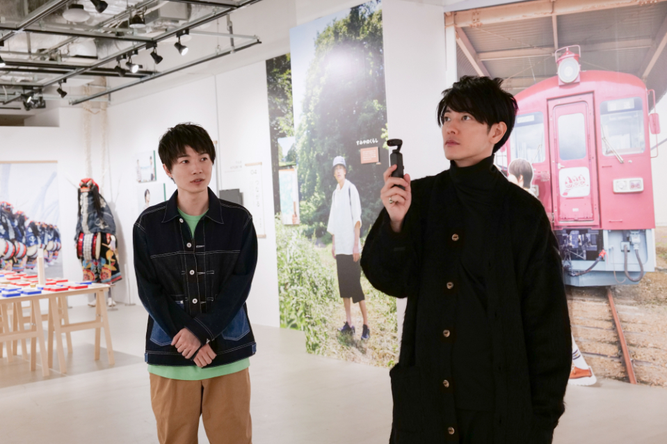 左から、神木隆之介、佐藤健　写真展会場『みやぎから、』