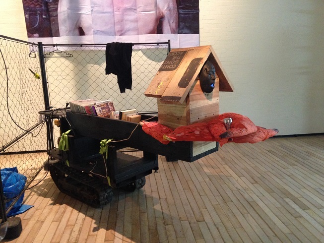 展覧会風景より 《無機物と生命（キャタピラはカニを轢く）》