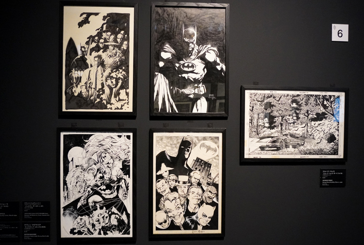 バットマンエリア展示風景。貴重なオリジナルドローイングがずらりと並ぶ。 DC SUPER HEROES and all related characters and elements (C) & TM DC Comics. WB SHIELD: (C) & TM WBEI. (s21)