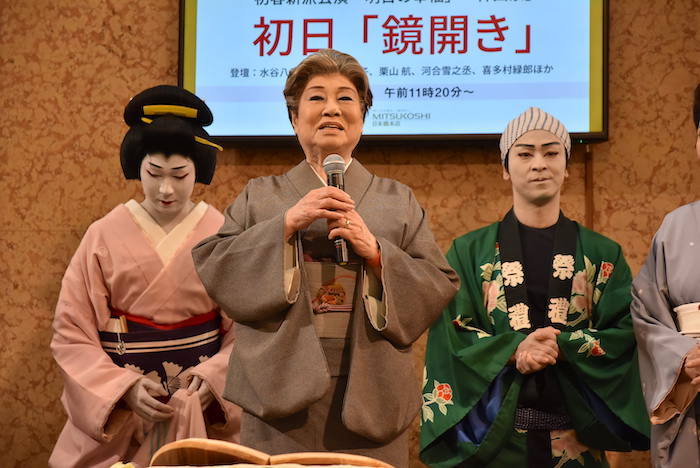発声をする水谷八重子