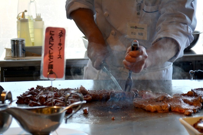 目の前で焼き上げるステーキ