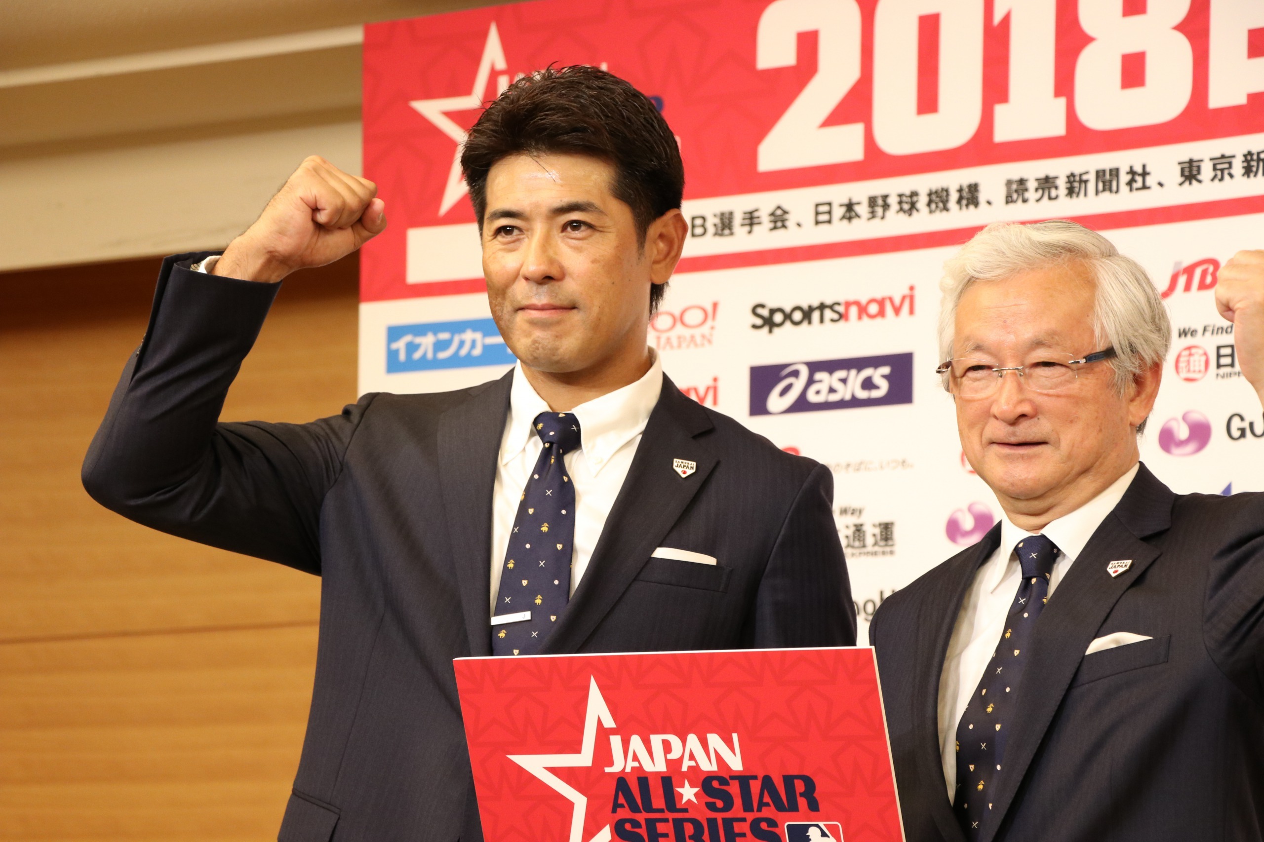 2020年の東京五輪へ向けて、「戦いはもう始まっている」と決意を表明した稲葉監督（左）