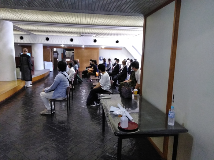 別講堂でのモニター参列（目黒・五百羅漢寺）2020.8.6 （写真提供：移動演劇桜隊平和祈念会）