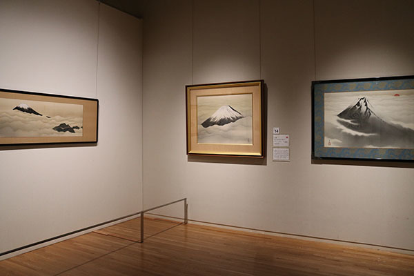 富士を画題にした作品のコーナーも 左は横山大観《富士》1935（昭和10）年頃、中央は横山大観《心神》1952（昭和27）年、右は横山大観《富士山》1933（昭和8）年