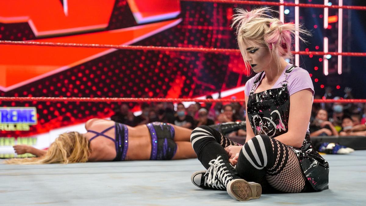 フレアーをKOしたブリス ©2021 WWE, Inc. All Rights Reserved