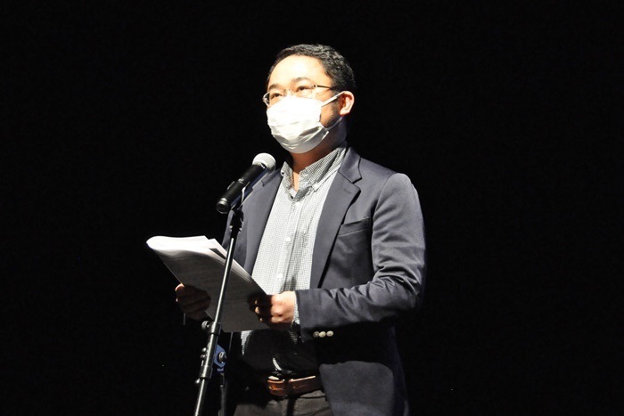 演出のあごうさとし。［THEATRE E9 KYOTO］2022年度年間プログラム記者発表会より。 ［撮影］吉永美和子