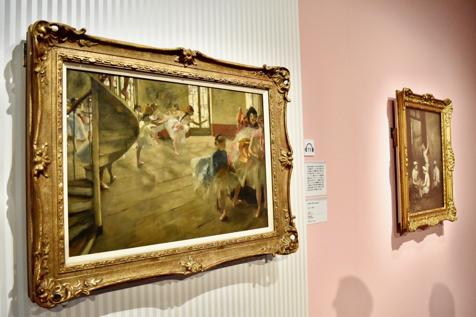  左：エドガー・ドガ　《リハーサル》　1874年頃　油彩、カンヴァス　(C)CSG CIC Glasgow Museums Collection