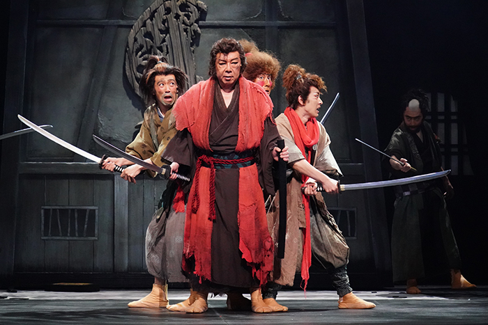 撮影：田中亜紀 （C）2019『けむりの軍団』／ヴィレッヂ・劇団☆新感線