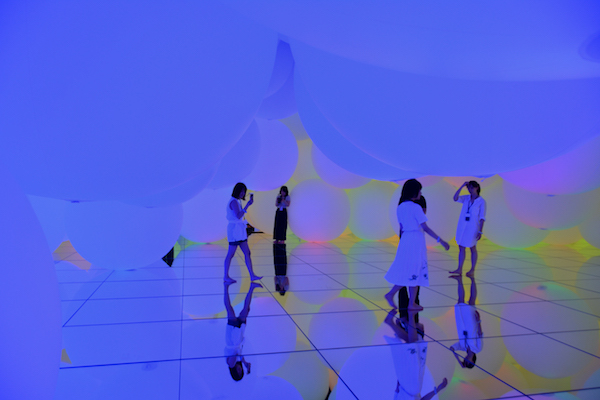  変容する空間、広がる立体的存在 - 自由浮遊、3色と新しい9色 Expanding Three-dimensional Existence in Transforming Space - Free Floating, 12 Colors teamLab, 2018, Interactive Installation, Endless, Sound: Hideaki Takahashi