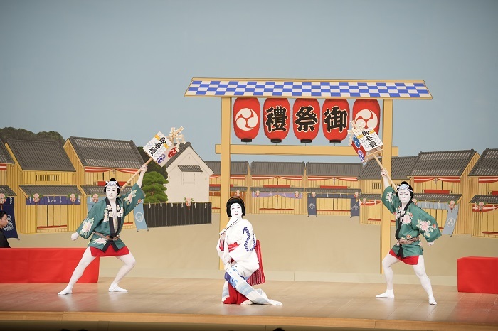 第三部『お祭り』左より、若い者=中村歌之助、芸者=坂東玉三郎、若い者=中村福之助 ／(C)松竹