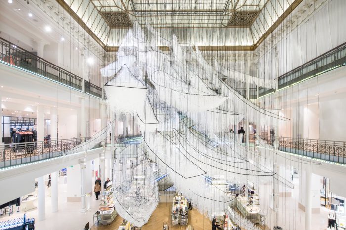 Where are we going, installation de Chiharu Shiota au Bon Marché Rive Gauche © Gabriel de la Chapelle